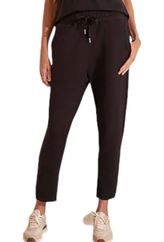 Season Finale Sale Capri Jogger Pants In Black