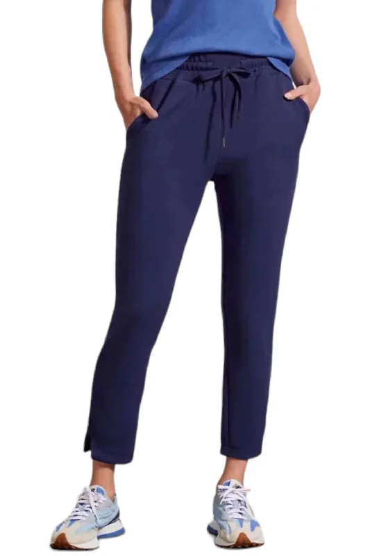 Online Exclusive Capri Jogger Pants In Navy